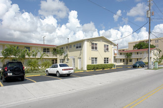 Las Palmas Del Sol in Hialeah, FL - Foto de edificio - Building Photo