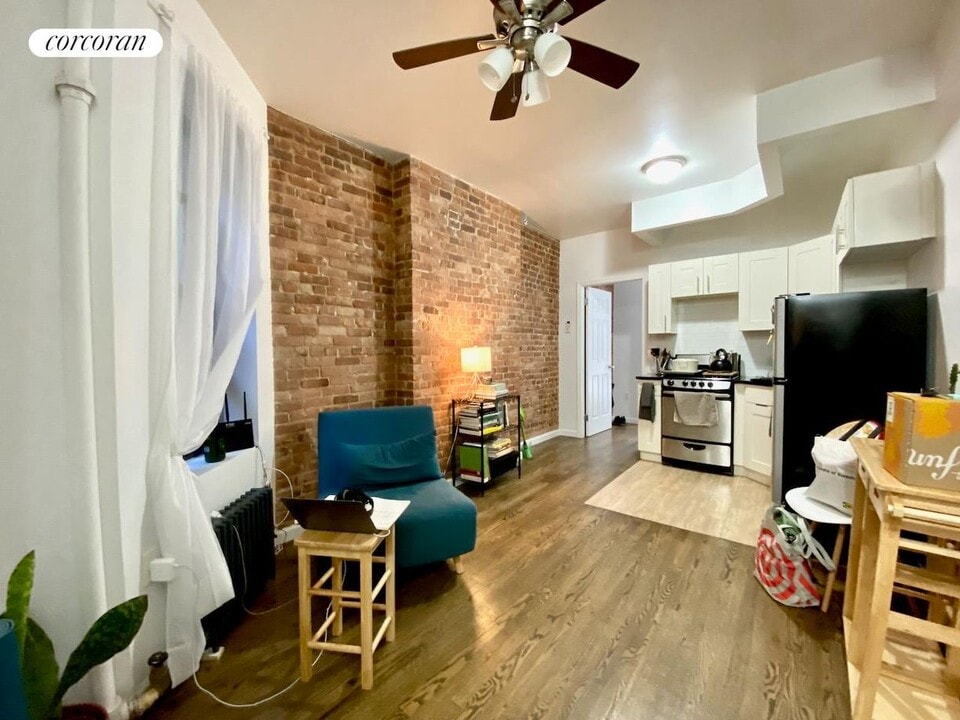 15 W 100th St in New York, NY - Building Photo
