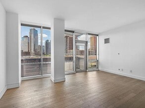 5-19 Borden Ave in Queens, NY - Building Photo - Building Photo