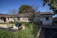 8219 Perrin Beitel in San Antonio, TX - Building Photo - Building Photo