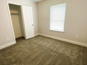 711 S Houston Ave-Unit -D in Humble, TX - Foto de edificio - Building Photo