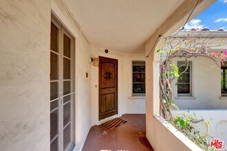 458 Smithwood Dr in Beverly Hills, CA - Foto de edificio - Building Photo