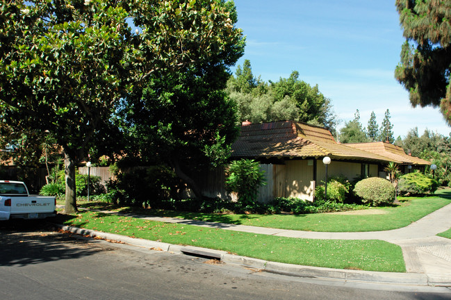 Barcelona Apartments in Fresno, CA - Foto de edificio - Building Photo