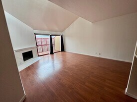 25912 Hayward Blvd, Unit 304 in Hayward, CA - Building Photo