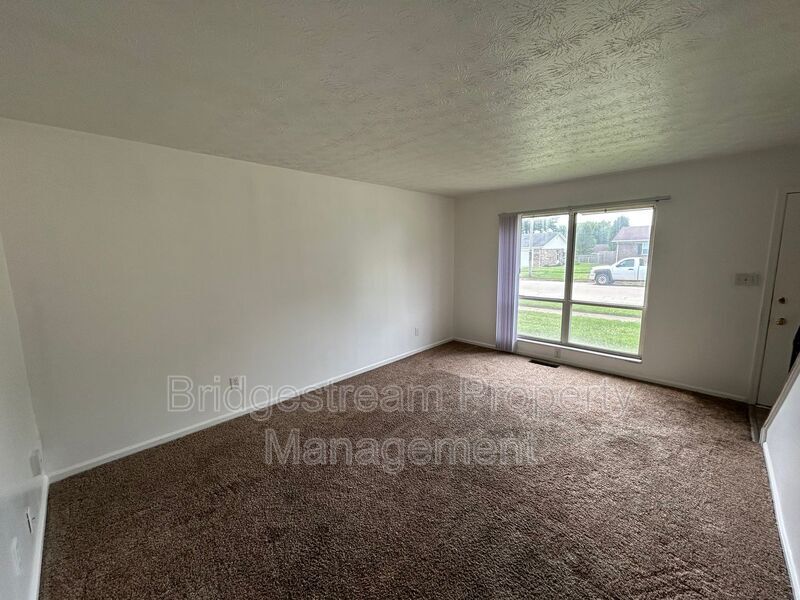 971 Taylorsview Dr in Vandalia, OH - Building Photo