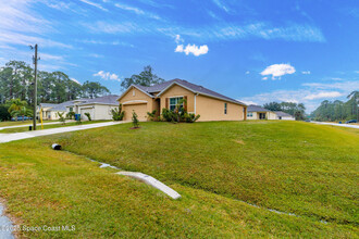 392 Ocarina St SW in Palm Bay, FL - Foto de edificio - Building Photo