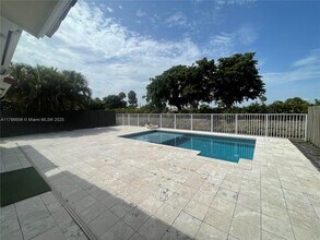 10570 NW 51st St in Doral, FL - Building Photo - Building Photo