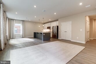 4395 Peach Lily Ln in Chantilly, VA - Building Photo - Building Photo