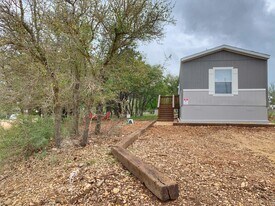 185 Lakeshore Ln in Bandera, TX - Building Photo