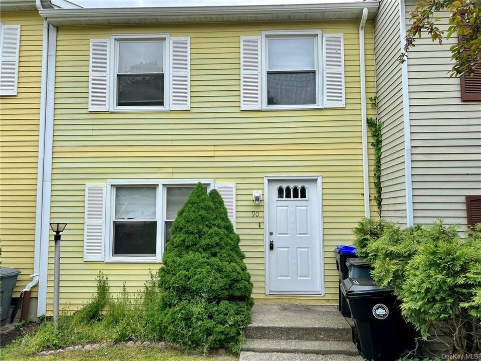 90 Rinaldi Blvd in Poughkeepsie, NY - Foto de edificio