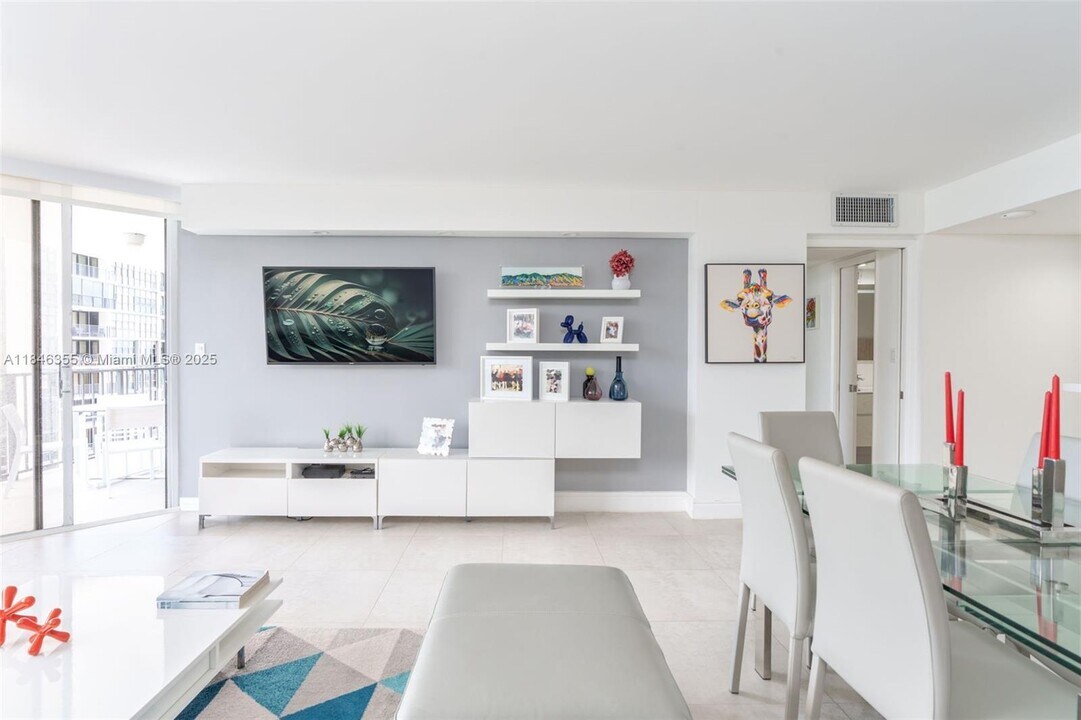 1901 Brickell Ave in Miami, FL - Building Photo