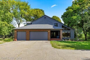 18990 Beck Rd in Northville, MI - Building Photo