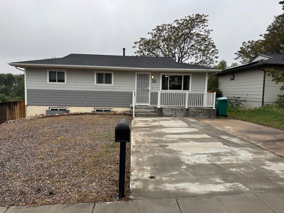 946 Hutchinson Dr in Colorado Springs, CO - Building Photo