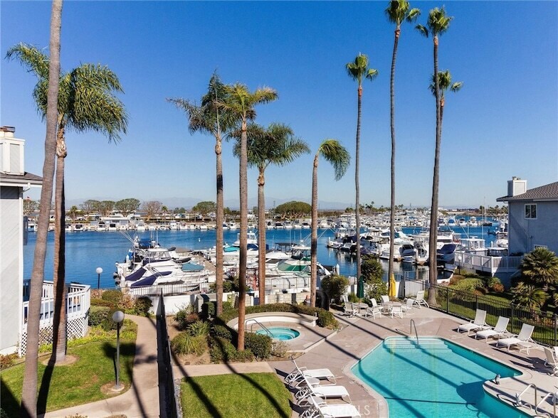 16276 Pacific Cir, Unit G5 in Huntington Beach, CA - Building Photo