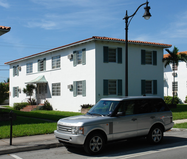 2390 SW Coral Way in Coral Gables, FL - Building Photo - Building Photo