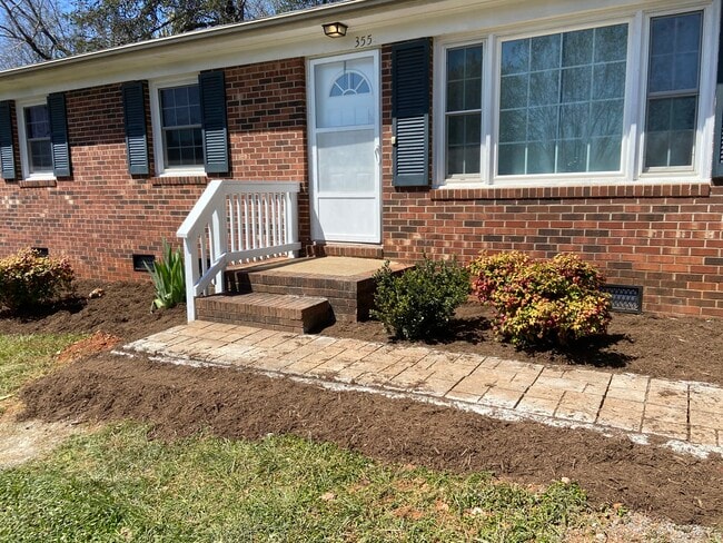 355 Badgett Ave in Mount Airy, NC - Foto de edificio - Building Photo