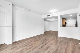 6700 NW 114th Ave, Unit 925 in Doral, FL - Foto de edificio - Building Photo