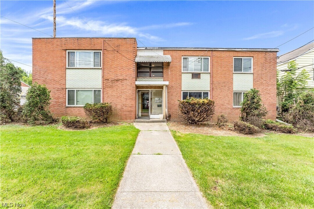 4428 Turney Rd-Unit -204 in Cleveland, OH - Building Photo