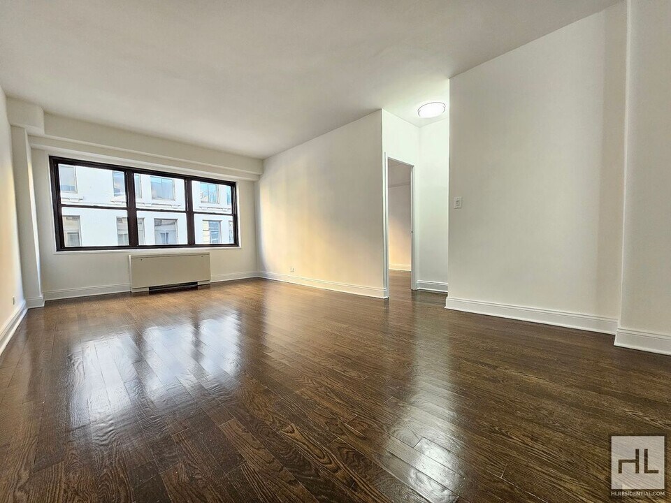 5 AVENUE in New York, NY - Building Photo