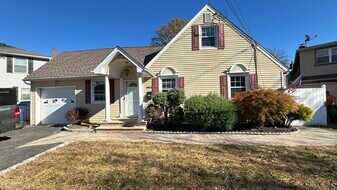 303 West Ln in Clark, NJ - Building Photo