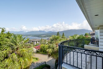 7268 Ridge Dr in Burnaby, BC - Building Photo - Building Photo