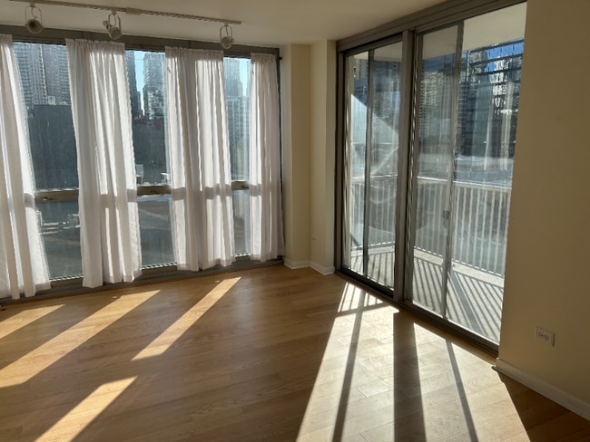 200 W Grand Ave, Unit Apt 701 in Chicago, IL - Foto de edificio - Building Photo