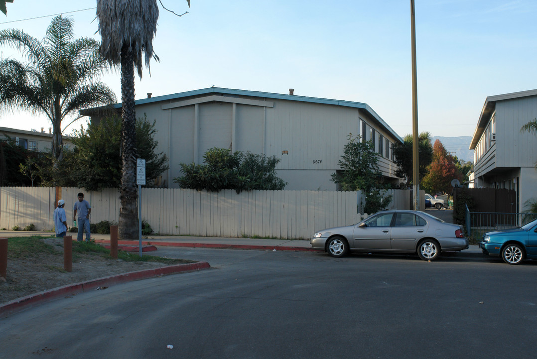 6674 Picasso Rd in Goleta, CA - Foto de edificio