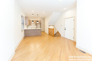 1322 W Diversey Pky, Unit 1326-1 in Chicago, IL - Building Photo