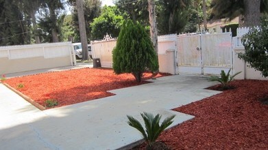 6954 Baird Ave in Reseda, CA - Foto de edificio - Other