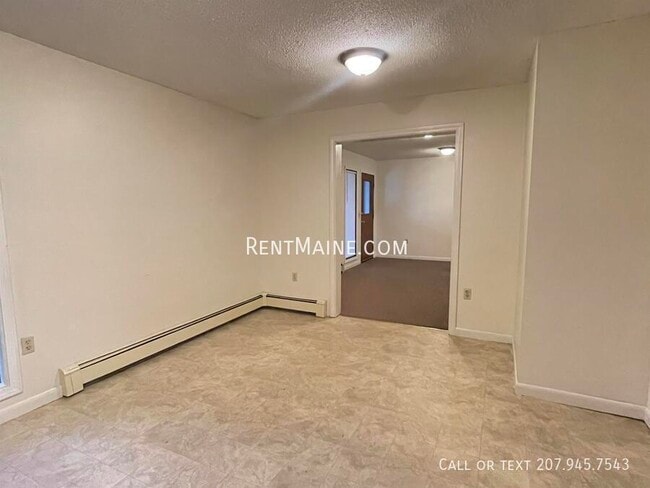 202 Main Rd, Unit B in Holden, ME - Foto de edificio - Building Photo