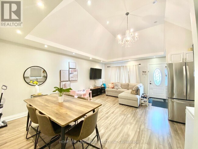 689 Jane St in Toronto, ON - Building Photo - Building Photo