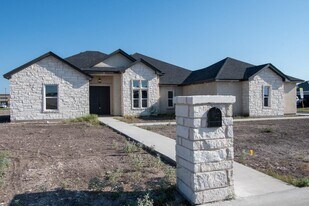 206 E Persimmon Dr in Del Rio, TX - Building Photo