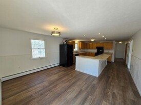 4 Laurene Dr, Unit B in Old Orchard Beach, ME - Building Photo