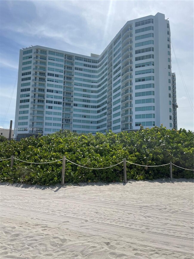 7135 Collins Ave in Miami, FL - Building Photo - Building Photo