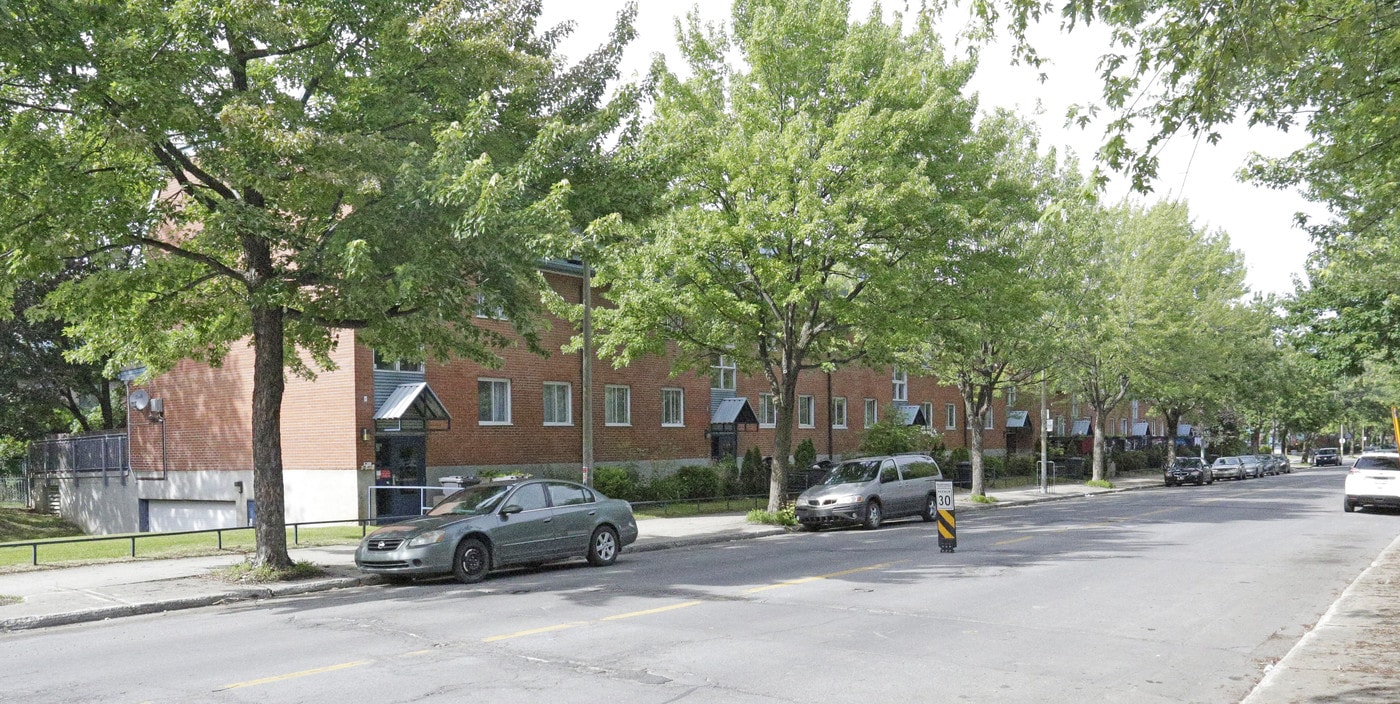 Habitations Albert I et II in Montréal, QC - Building Photo