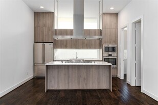 5857 E Post Oak Ln in Houston, TX - Building Photo