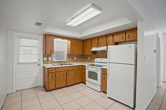 5901 Crestmont St, Unit A in Clearwater, FL - Foto de edificio - Building Photo
