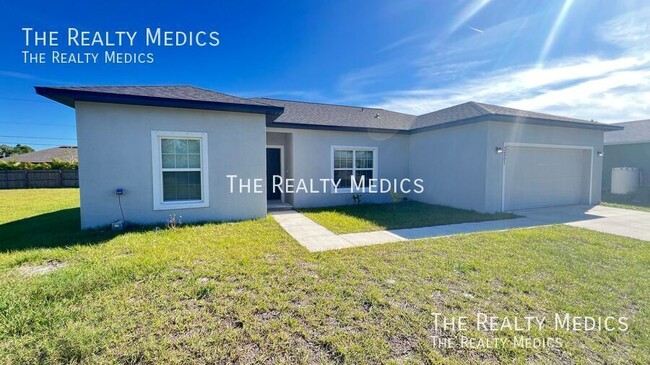 3251 Fresno Ave SE in Palm Bay, FL - Building Photo - Building Photo