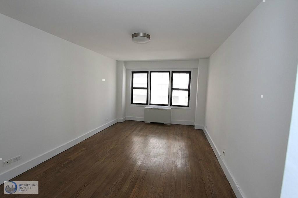 218 E 63rd St in New York, NY - Building Photo