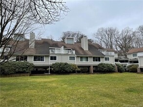 301 Post Rd E in Westport, CT - Foto de edificio - Building Photo