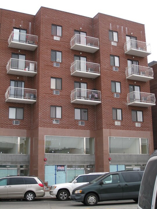 42-09 College Point Blvd in Flushing, NY - Building Photo