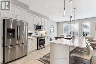 3440 Vernon Powell Dr in Oakville, ON - Building Photo - Building Photo