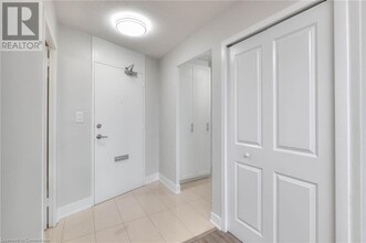 221 Queen St S in Kitchener, ON - Building Photo - Building Photo