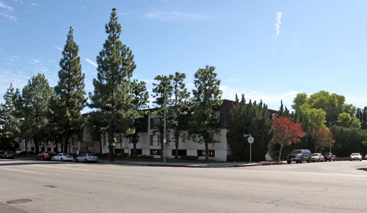 Granada Pines in San Fernando, CA - Foto de edificio