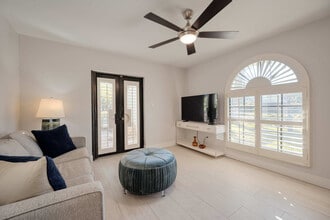 655 8th Ave S, Unit SI ID1504178P in Naples, FL - Foto de edificio - Building Photo