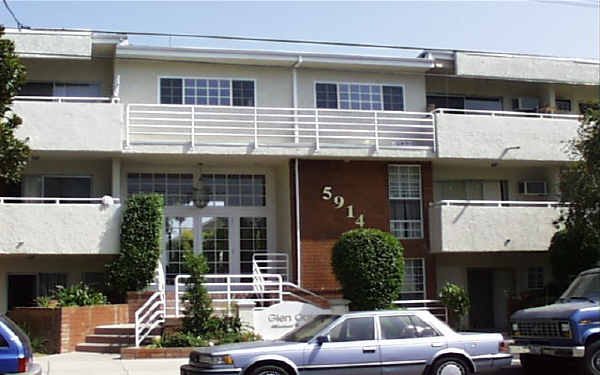 Buffalo Apartments in Van Nuys, CA - Building Photo