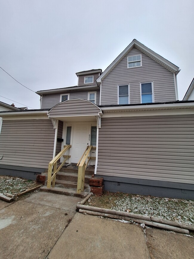 627 E 2nd Ave, Unit 1st floor