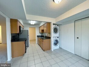 10204 Bushman Dr-Unit -324 in Oakton, VA - Foto de edificio - Building Photo