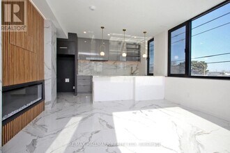 2 Owen Dr in Toronto, ON - Building Photo - Building Photo