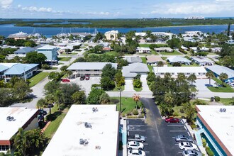 1225 Carlton Ct in Fort Pierce, FL - Foto de edificio - Building Photo